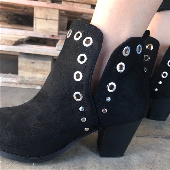 Black V-cut Silver Grommet heel Bootie - Picture 4 of 5